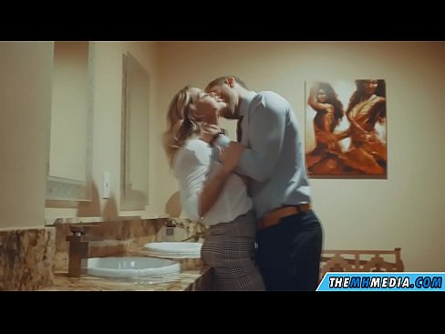 ❤️ Pe a faaosoosoina oe e se blonde busty i totonu o se faletaele lautele ️ Pono matagofie ️❤